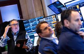 La Bolsa de Nueva York cae con fuerza tras el "Día de la Liberación" y que marcó el inicio de la batalla comercial del gobierno de Donald Trump con el mundo económico.