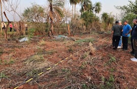 Lugar donde se produjo el fallecimiento de los dos trabajadores. Dos hombres fallecieron electrocutados tras soltarse un cable del tendido eléctrico de la ANDE. Las víctimas se encontraban realizando trabajos de alambrados en un predio de la Compañía Jagua Kai de este distrito y, en un momento dado, el cable de alta tensión cayó sobre los mismos.