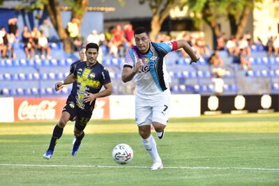 Oscar Cardozo se lleva el balón ante la mirada de Víctor Dávalos