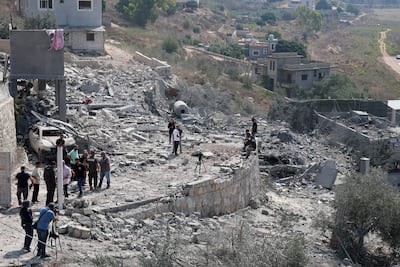 Varias personas inspeccionan un edificio dañado tras un ataque aéreo israelí contra la aldea de Ansar, en el sur del Líbano, el 15 de agosto de 2026. Al menos siete personas murieron y otras dos resultaron heridas en un ataque aéreo israelí contra la aldea de Ansar en la madrugada del 15 de agosto, según la agencia oficial de noticias libanesa (NNA).