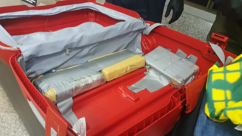 Maleta en donde hallaron la droga en el aeropuerto Silvio Pettirossi.