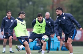 El delantero Julio Enciso intenta meter el pase ante la marca del zaguero Omar Alderete, mientras el mediapunta Enso González acompaña la acción.