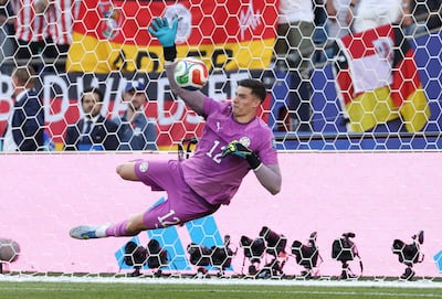 Orlando Gill de Paraguay ataja el primer penal de Alemania, ejecutado por Kai Havertz de Alemania, durante la tanda de penales en el partido de dieciseisavos de final de la Copa Mundial de la FIFA 2026 entre Alemania y Paraguay en el Boston Stadium, en Foxborough, Massachusetts.
