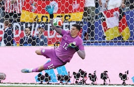 Orlando Gill de Paraguay ataja el primer penal de Alemania, ejecutado por Kai Havertz de Alemania, durante la tanda de penales en el partido de dieciseisavos de final de la Copa Mundial de la FIFA 2026 entre Alemania y Paraguay en el Boston Stadium, en Foxborough, Massachusetts.