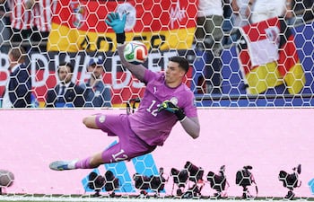 Orlando Gill de Paraguay ataja el primer penal de Alemania, ejecutado por Kai Havertz de Alemania, durante la tanda de penales en el partido de dieciseisavos de final de la Copa Mundial de la FIFA 2026 entre Alemania y Paraguay en el Boston Stadium, en Foxborough, Massachusetts.
