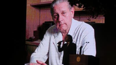 Una imagen del doctor René Favaloro mientras el músico de folclore Facundo Saravia ameniza la gala en homenaje a su legado, en Buenos Aires (Argentina).