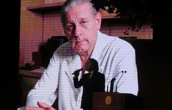 Una imagen del doctor René Favaloro mientras el músico de folclore Facundo Saravia ameniza la gala en homenaje a su legado, en Buenos Aires (Argentina).