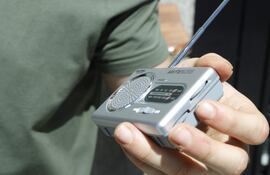 Una persona escucha una radio por pilas este lunes, durante el apagón en Madrid.