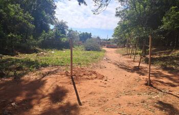 La calle Araucano de la ciudad de Ñemby que el domingo fue alambrada supuestamente con la anuencia del intendente local, Tomás Olmedo.