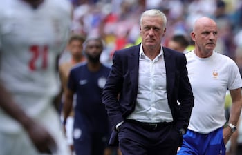 El director técnico de Francia, Didier Deschamps, abandona el terreno de juego al entretiempo durante el partido por el tercer puesto de la Copa Mundial de la FIFA 2026 entre Francia e Inglaterra, en Miami, Florida, EE. UU..