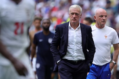 El director técnico de Francia, Didier Deschamps, abandona el terreno de juego al entretiempo durante el partido por el tercer puesto de la Copa Mundial de la FIFA 2026 entre Francia e Inglaterra, en Miami, Florida, EE. UU..