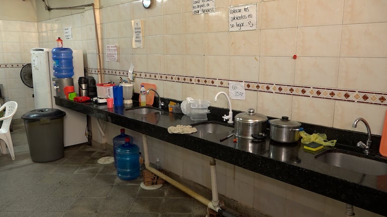 Cocina del albergue para familiares de pacientes en UTI.