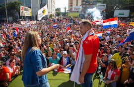 Kattya González estuvo en la manifestación de apoyo al intendente de CDE, Miguel Prieto (Yo Creo).