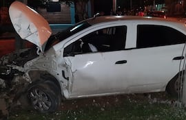 El automóvil en que Ginno Ruiz Díaz huyó tras disparar a su novia en Villa Elisa, quedó destrozado al estrellarse contra una columna. Ahora, un tribunal lo condenó a 25 años de cárcel por feminicidio.