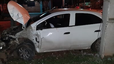 El automóvil en que Ginno Ruiz Díaz huyó tras disparar a su novia en Villa Elisa, quedó destrozado al estrellarse contra una columna. Ahora, un tribunal lo condenó a 25 años de cárcel por feminicidio.