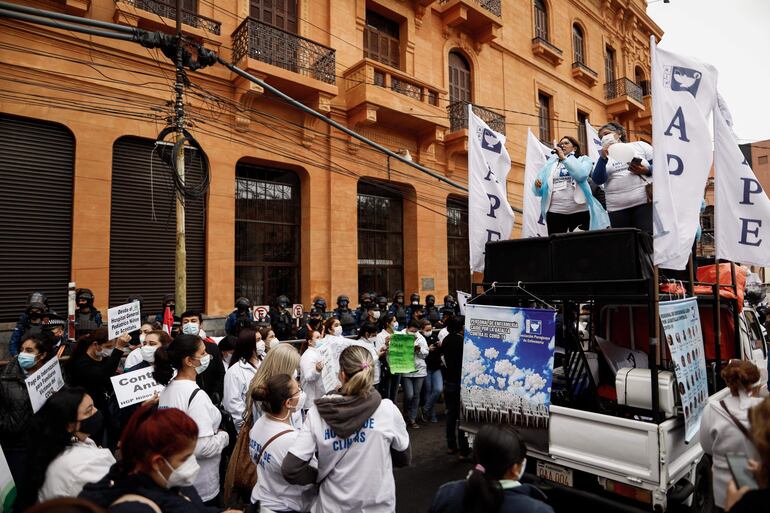 Enfermeras del Ministerio de Salud reclamaron atención a su gremio en varias ocasiones. EFE.