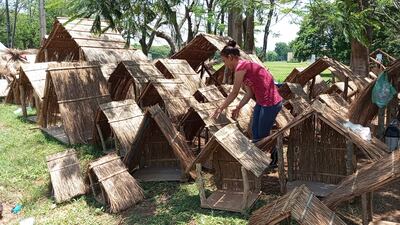 Las familias ofrecen las casas para pesebre a precios accesibles y en presentaciones muy variadas.