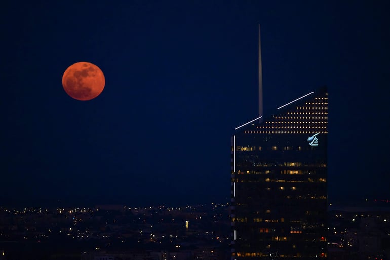 Esta fotografía muestra la luna llena, también conocida como la “luna de sangre”, vista sobre los edificios de Lyon el 3 de marzo de 2026.