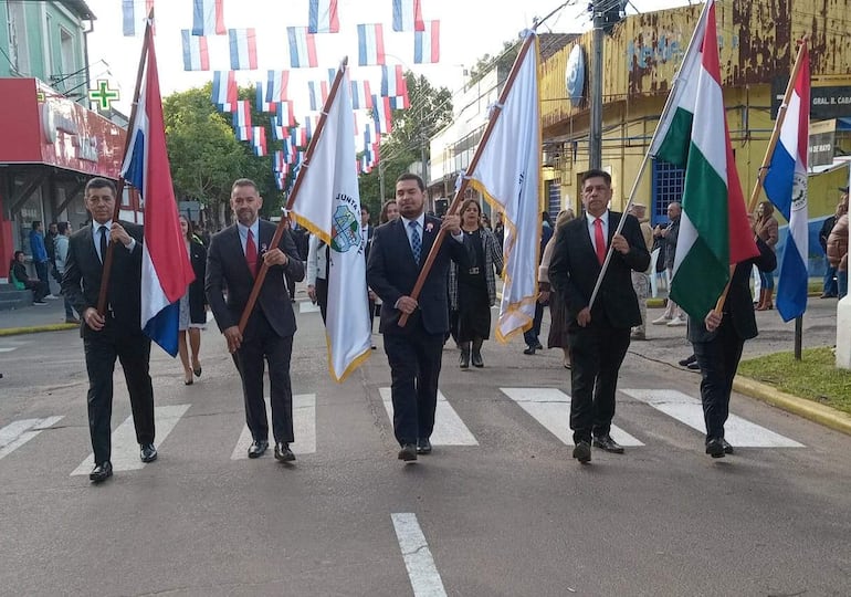 Autoridades locales,departamentales y nacionales desfilan con banderas de Paraguay.