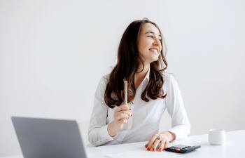 Luz natural en la oficina, imagen ilustrativa.