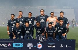 Independiente Rivadavia del delantero paraguayo Alex Arce, flamante campeón de la Copa Argentina.