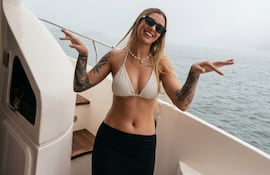 Tatiana Marset en un yate, en medio del mar. La imagen es captura de un video que difundió a través de una de sus redes sociales.