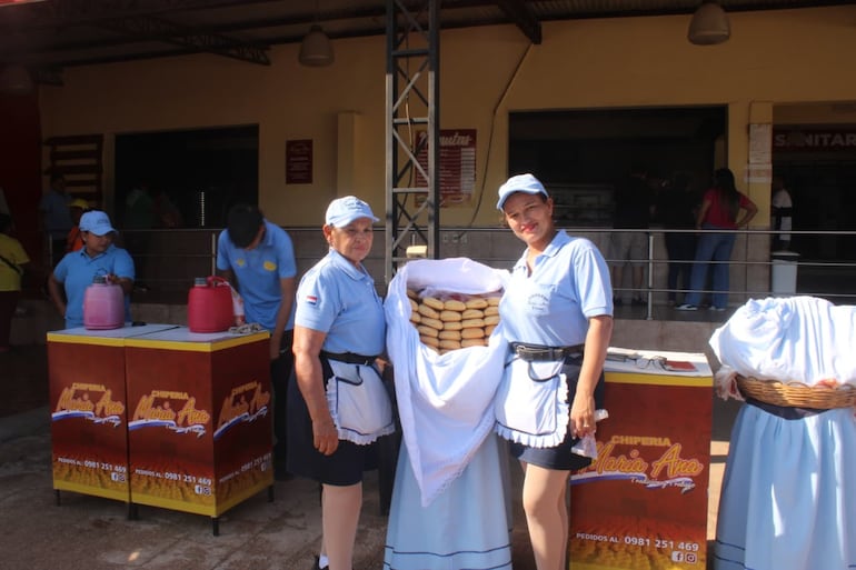 Con una sonrisa, las chiperas reciben a los turistas en Eusebio Ayala.