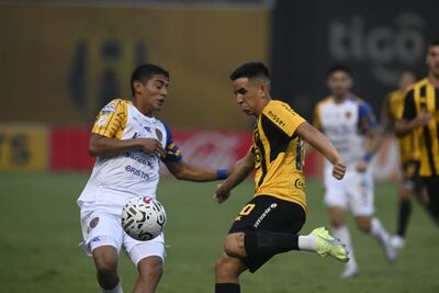 Iván Villalba, jugador de Luqueño, y Romeo Benítez, de Guaraní.