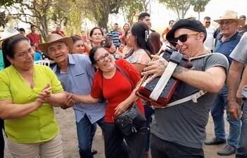 En un emotivo reencuentro, exalumnos de la escuela N°5646 San Atanasio de Costa Rosado, distrito de San Juan de Ñeembucú, se reunieron para celebrar el Día de la Amistad.