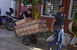 Proceso de entrega de la leche para la merienda escolar en una escuela pública de Lambaré.