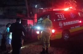 Una mujer que habría caído accidentalmente en un pozo de unos 7 metros de profundidad fue rescatada por Bomberos Voluntarios. Sufrió lesiones y fue auxiliada en el Hospital Regional de Ciudad del Este.