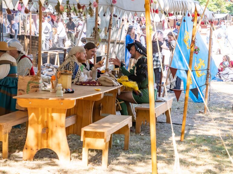 Visby, Suecia. Personas en trajes medievales durante la Gotland Medieval Week.