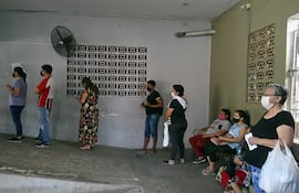Con un calor intenso y síntomas de infecciones respiratorias, la gente debía aguardar parada una atención médica ayer, en el Hospital General de Barrio Obrero.