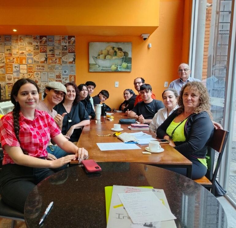 Irina Ráfols (tercera desde la izquierda) con los alumnos de la Escuela de Escritores en la cafetería de El Lector, 2025