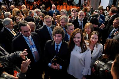 La decisión de la diputada libertaria Victoria Villarruel, candidata a vicepresidenta de Argentina, de convocar a un acto este lunes en “homenaje” a las “víctimas” de actos terroristas perpetrados por agrupaciones guerrilleras de izquierda durante la década de 1970 ha desatado una fuerte polémica, con el rechazo contundente de organismos de derechos humanos, que han llamado a manifestarse en contra.