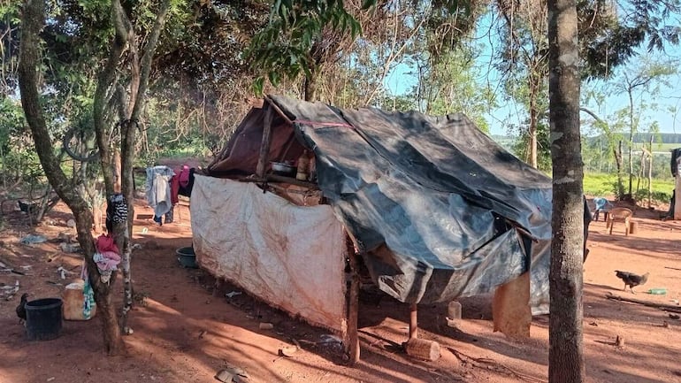 Varias familias de las comunidades indígenas siguen viviendo  bajo precarios ranchos por la falta de asistencia