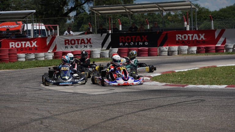 Sebastián Galeano (110), liderando el pelotón de la categoría Rotax Junior Max en Córdoba.