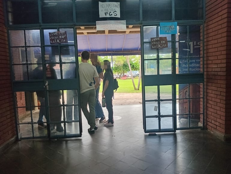 Toda la sede de Medicina está empapelada con carteles de protesta, reclamando la renuncia del decano, Rafael Figueredo.