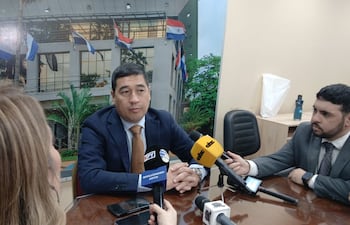 El senador Eduardo Nakayama en plena conferencia con los medios.