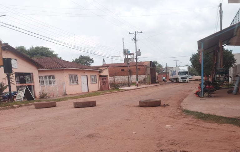 Los vecinos colocaron el martes pasado cubiertas en desuso para impedir el tránsito. 