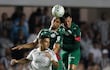 El defensor paraguayo de Palmeiras, Gustavo Gómez se impone en las alturas ante el mediapunta del Santos Philippe Coutinho.