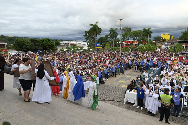 Miles de devotos participaron de la celebración eucarística de las 19:00 en la Basílica de Caacupé.
