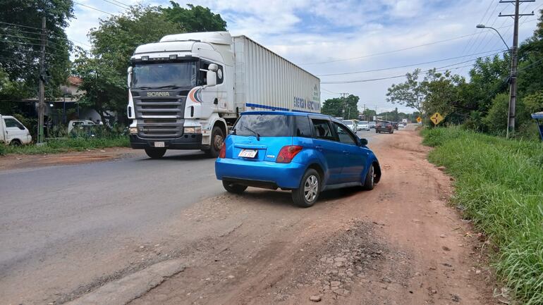 En la imagen se ve a un vehículo de menor porte esquivando un enorme bache. En otras ocasiones las maniobras se realizan en sentido contrario a otros vehículos.
