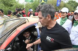 El piloto Fau Zaldívar (i) junto a su padre Miguel Zaldívar después de finalizar el Rally del Chaco 2025.