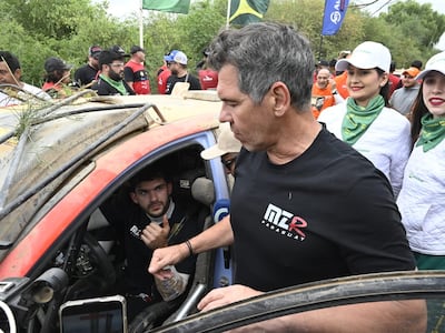 El piloto Fau Zaldívar (i) junto a su padre Miguel Zaldívar después de finalizar el Rally del Chaco 2025.