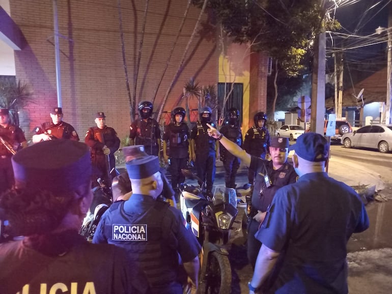 12 patrulleras y 22 agentes en incursión nocturna en la Chacarita.