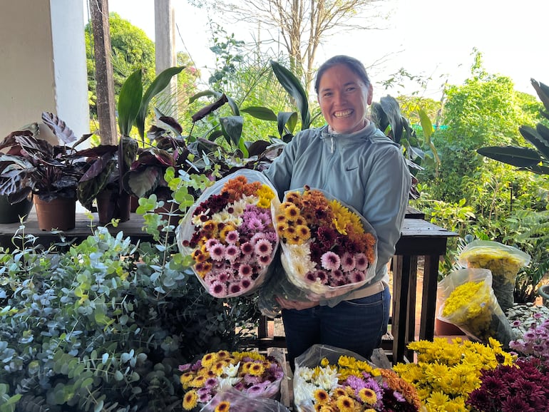 Una gran variedad de flores ya se encuentra lista para su exposición y venta, ofreciendo múltiples opciones para los visitantes.