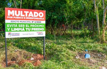 La municipalidad de San Antonio inició la limpieza y multa a dueños de predios ociosos de la ciudad. Se instala carteles en donde se deja en evidencia a los irresponsables.