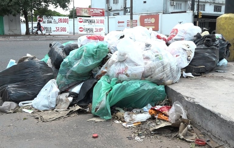 Basura sobre la avenida Fernando de la Mora, límite entre San Vicente y Pinozá de Asunción.