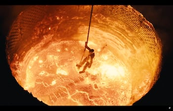 Captura del video promocional de Figure en X, en el que se muestra a los robots humanoides F.02 autodestruirse en una caldera, ante la atenta mirada de Arnold Schwarzenegger.